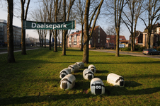 846809 Afbeelding van een “kudde schapen” in de vorm van een aantal betonblokken in het Daalsepark nabij de ...